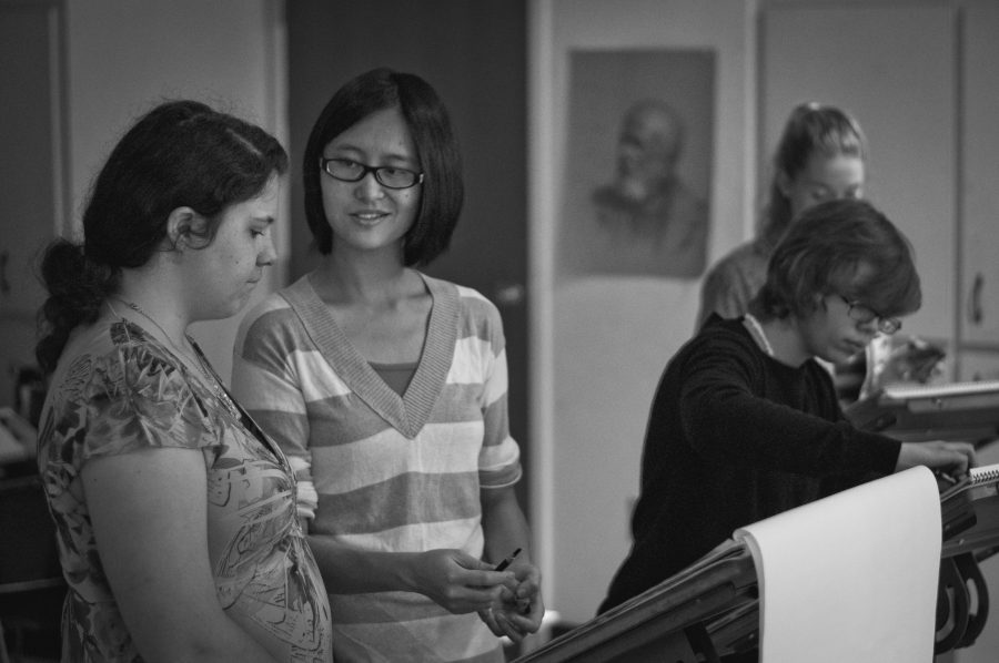 Freda Sue helps freshman studio art major Sarah Weaver during Drawing and Structural Representation class.  Photo: Emma Klak 