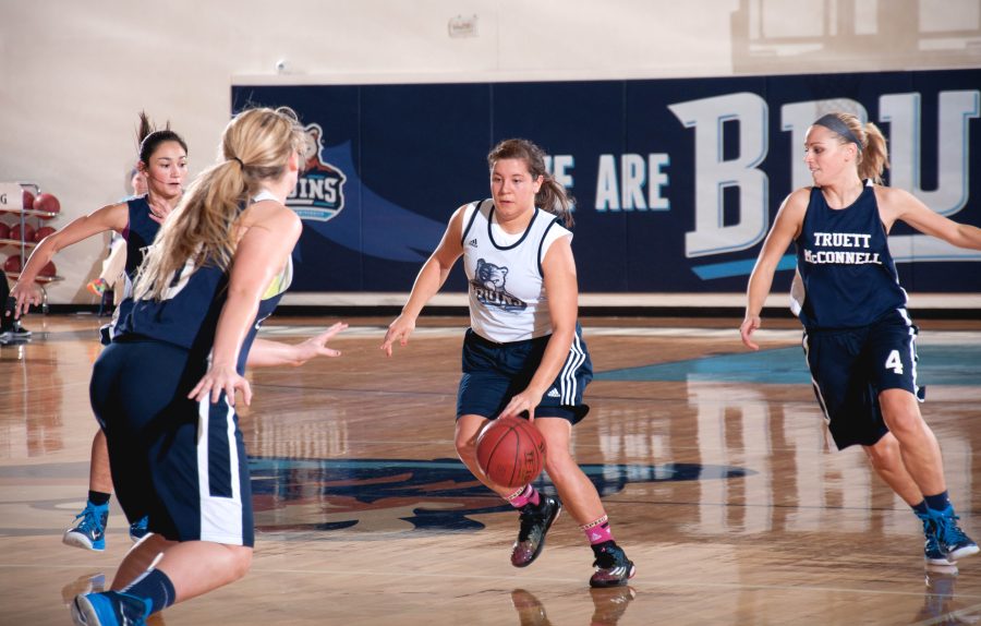 Bruins+guard+Hannah+Tompkins+keeps+possession+of+the+ball+in+the+middle+of+a+Bears+barrage.+Photo%3A+Tatiana+Bento