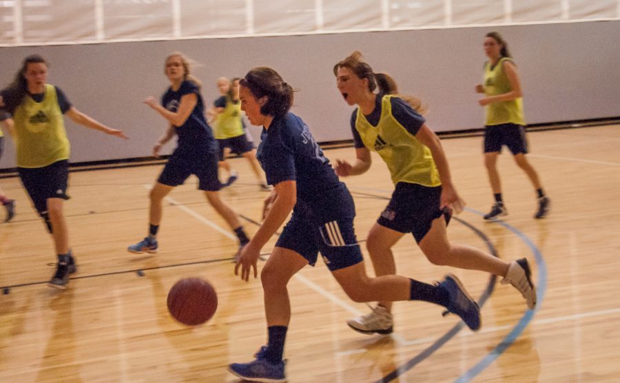 Classics+and+Kangas+play+in+semi-finals+for+society+basketball.+Photo+by+Holly+Diller.+29.15