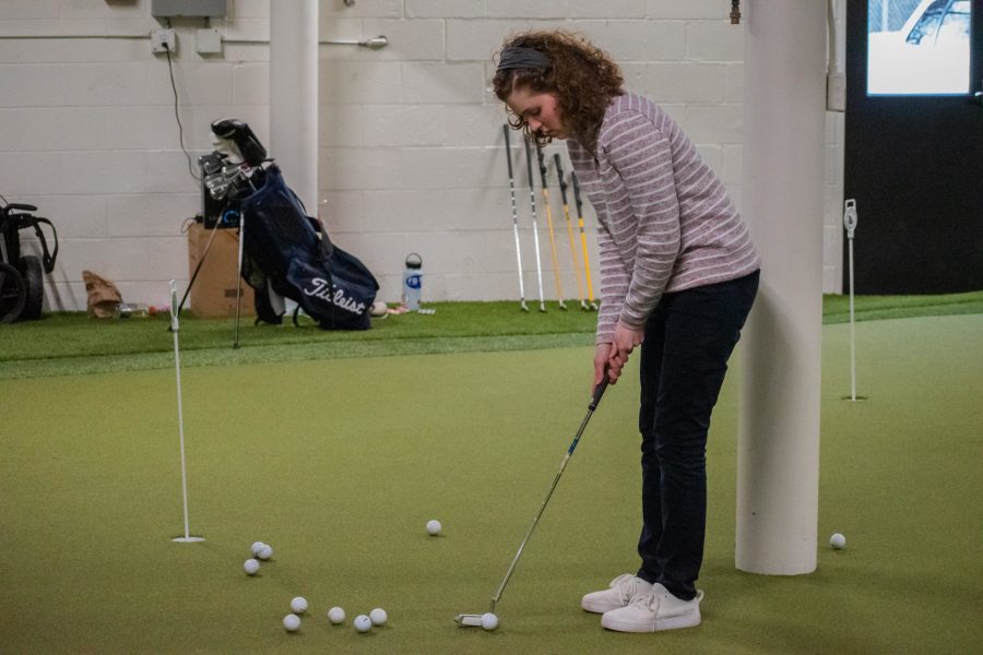 Snow+practices+her+swing+at+a+smaller+indoor+green+on+campus.+Photo%3A+Madeline+Peters
