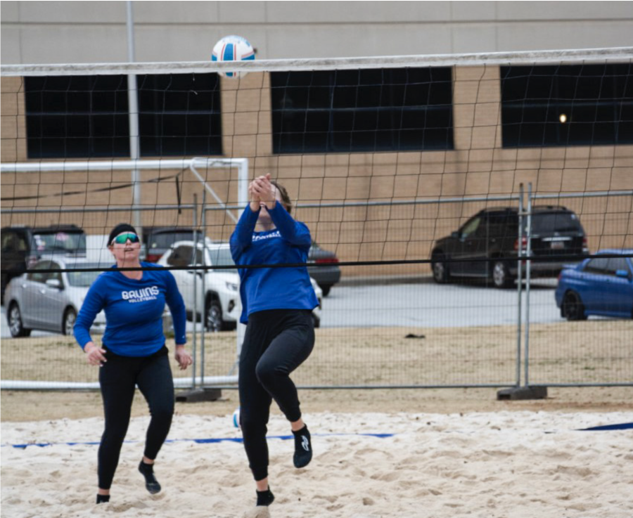 Beach volleyball players use hand signs and other nonverbal signals to communicate with each other.
Photo: Keyla Alvarado